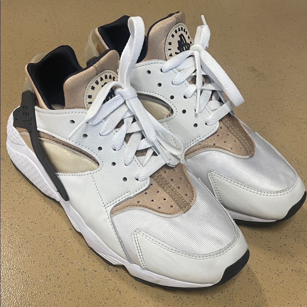 Stylish White and Gold Nike Air Huarache Women’s sz 9 Sneakers EUC (40.5/mens 7)